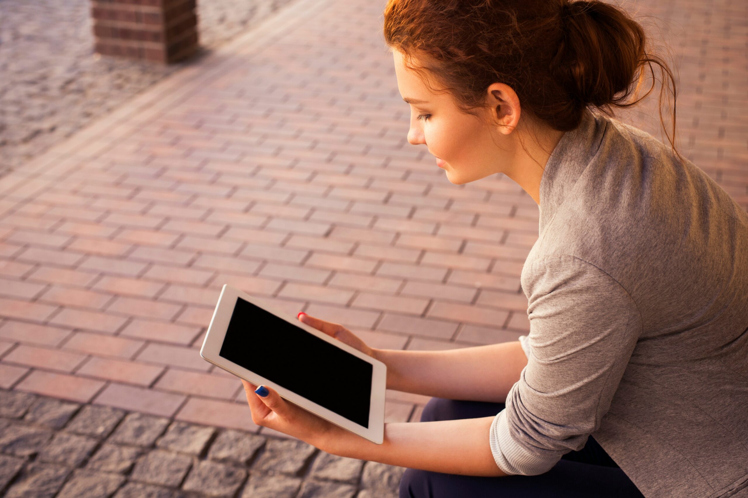 phone multitasking tablet - Photo by Anna Demianenko on Unsplash